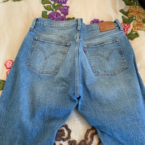 Blue tapered leg lightly distressed Levi’s - Picture 3 of 4